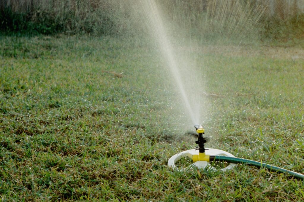 È un sistema che distribuisce l'acqua in modo lento e localizzato andando a bagnare una zona relativamente piccola di terreno intorno alla pianta